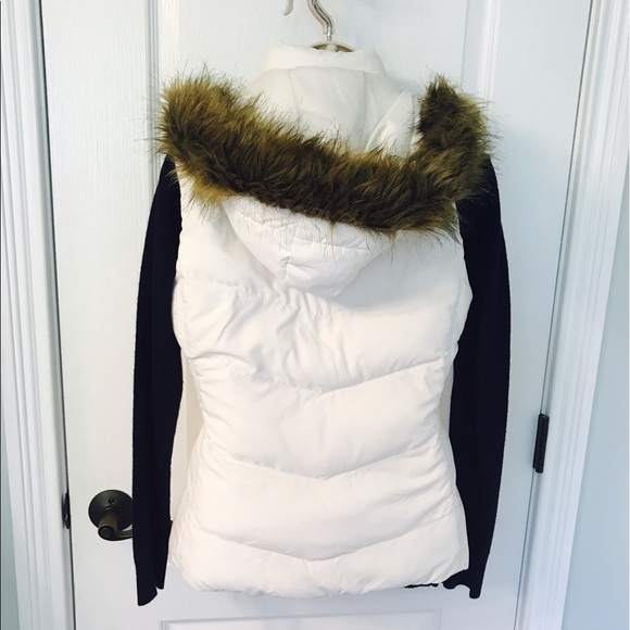 🎉 Banana Republic White Vest with Fur Hood! 🎉 - Picture 4 of 5